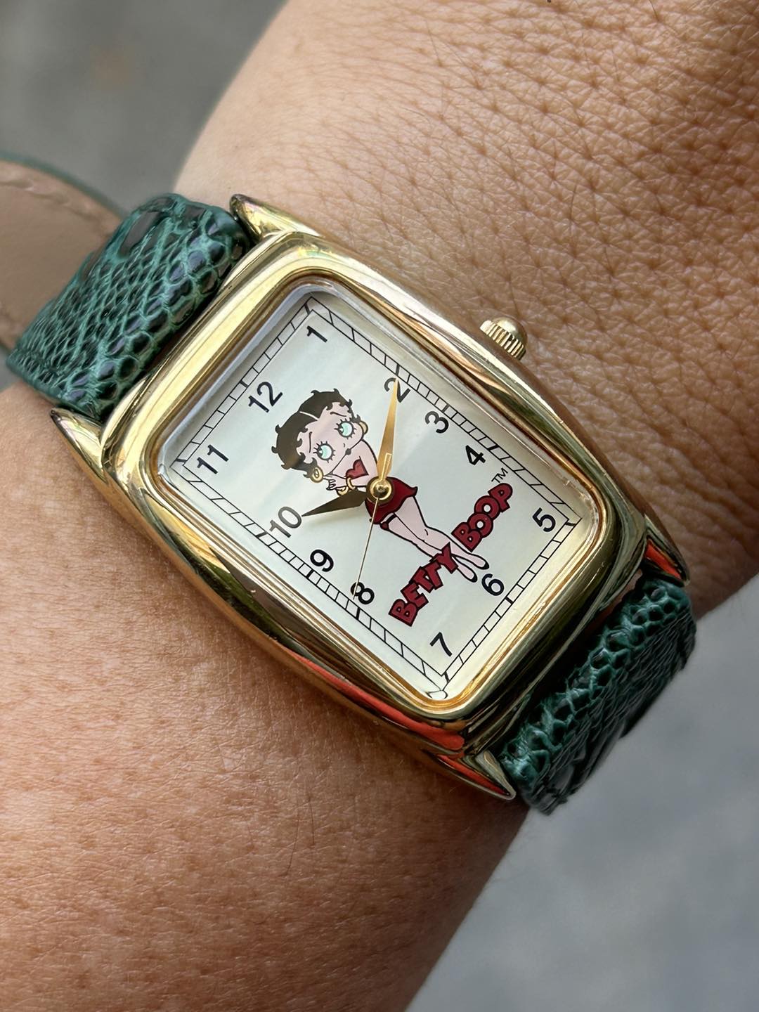 ビンテージ FOSSIL betty boop 限定腕時計 Betty Boop Watch Fossil Vintage Set With Pin and Tin Li-1044