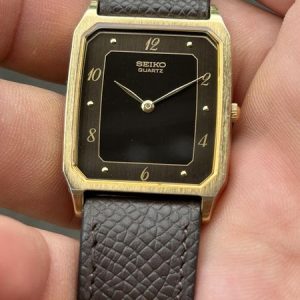 Seiko tank Quartz 5P30-5D30 Watches BASE METAL St. STEEL Back / case no.693506 , made in Japan.