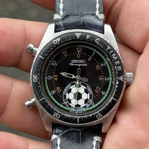 Seiko Chronograph 8M32-6010 Quartz Mens Authentic Watch Stainless/ case no.390332 , made in Japan.