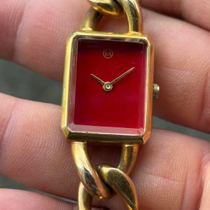 EXCLUSIVELY MADE FOR ELIZABETH ARDEN RED DOOR Quart watch, Japan Movement, HONG KONG.