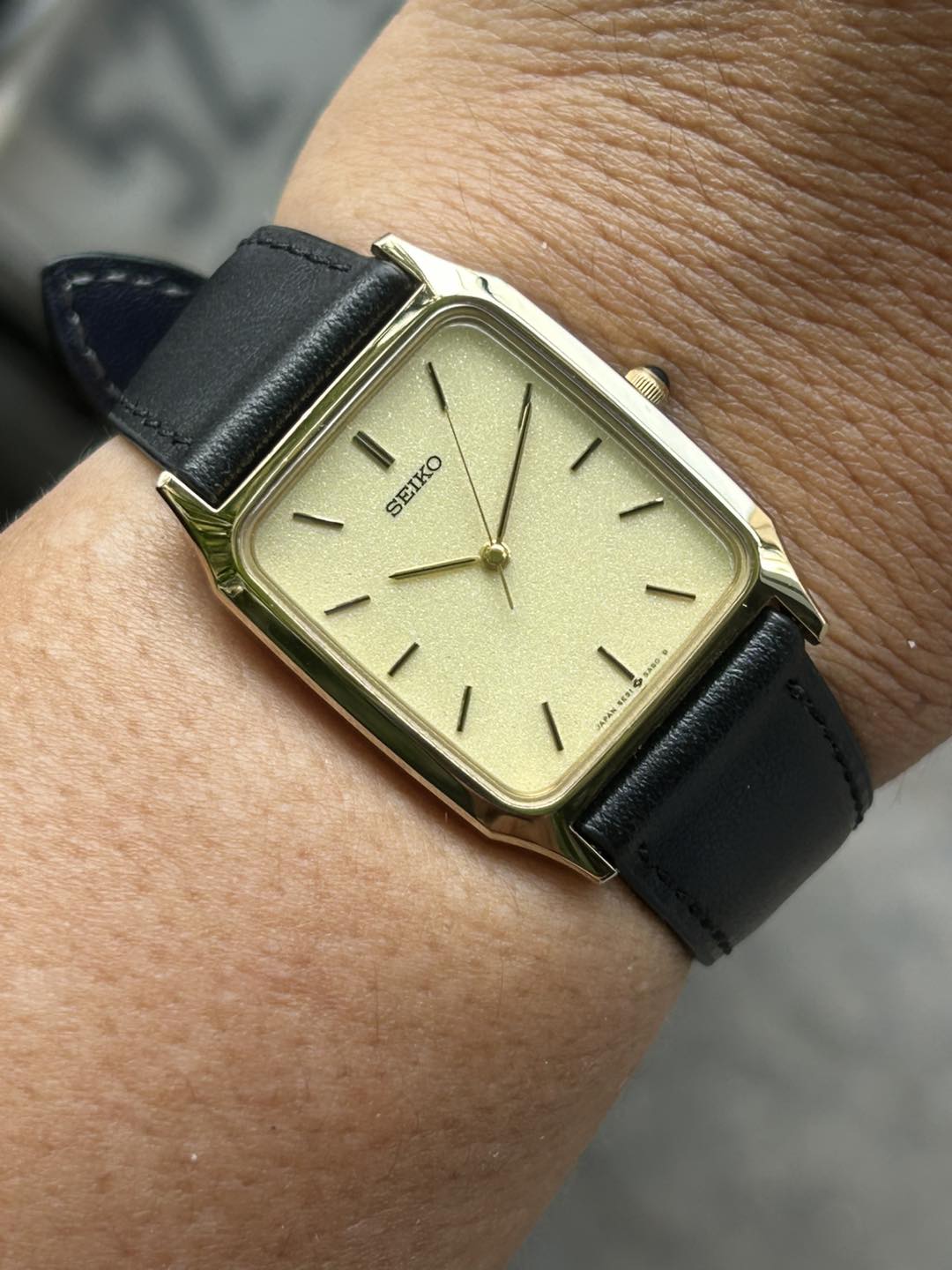 【極美品】SEIKO セイコー 5E31-5A50 スクエア タンク 1990s Seiko Vintage Gold 1990's Men's Tank Watch 5E31-5A50 | WatchCharts