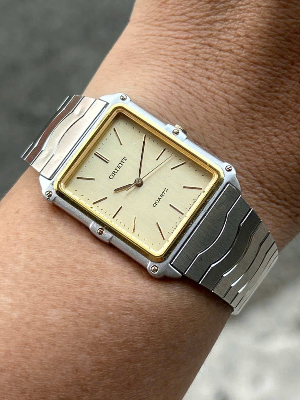 Orient Quartz Vintage watch G 585024-40 CS Stainless Steel back