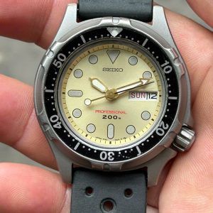 Seiko Titanium Diver Quartz 200m 7C43-6A00 watch, case no.730338, made in Japan.