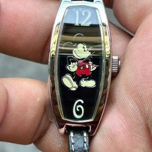 "BUTTONED UP" - Mickey Disney Quartz Watch Y000305, made in Japan .