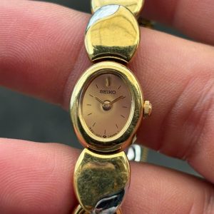 Seiko Ladies bracelet Quartz watch 1E20-5590, case no.590076, made in Japan.