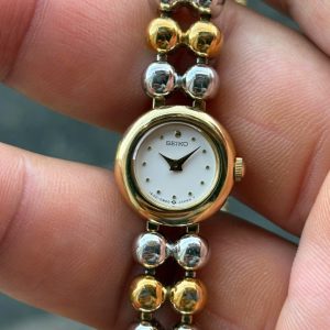 Seiko Ladies bracelet Quartz watch 1E20-0290, case no.524672, made in Japan.