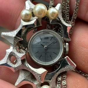 Seiko Necklace Watch Manual Winding 17 Jewels 11-0390, case no.0N1317, made in Japan.