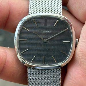 Juvenia vintage 17 jewels hand winding watch, case no.973829, Swiss made .