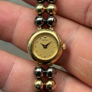 Seiko Ladies bracelet Quartz watch 1E20-0290, case no.546570, made in Japan.