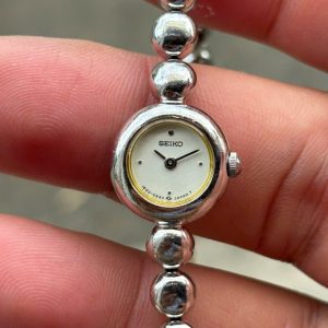 Seiko Ladies bracelet Quartz watch 1E20-0070, case no.692526, made in Japan.